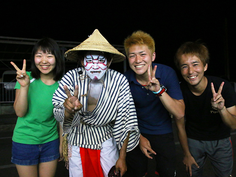 伊江村青年会エイサーのメンバーと2014年夏ヘルパー