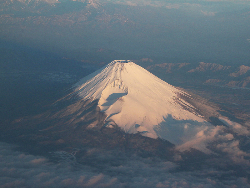旅行帰りのJAL機内から見た朝の富士山