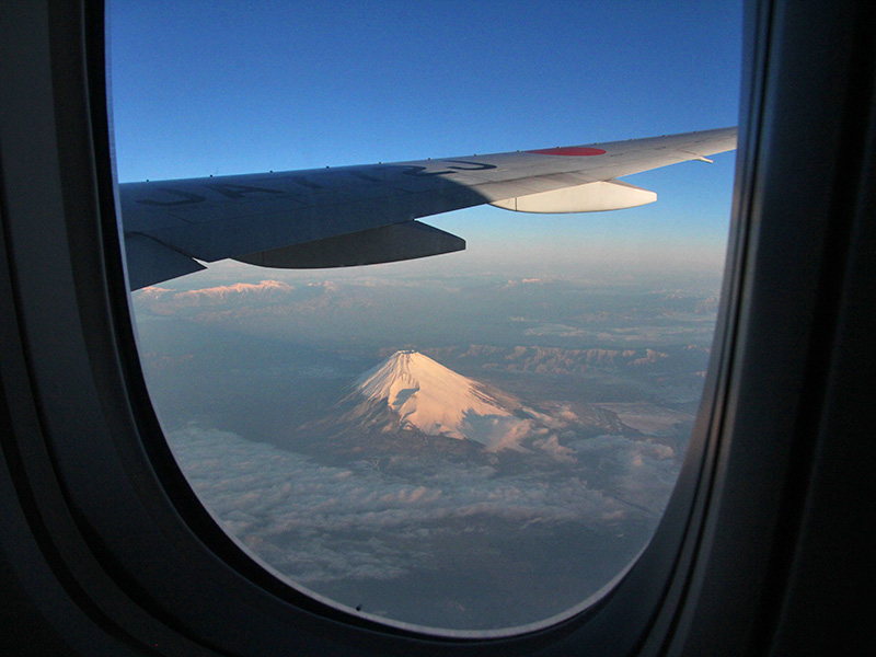 飛行機の窓から見える景色