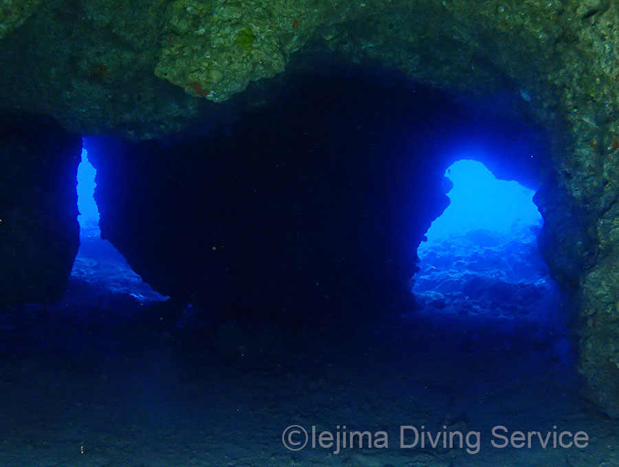 伊江島のダイビングは洞窟が多い