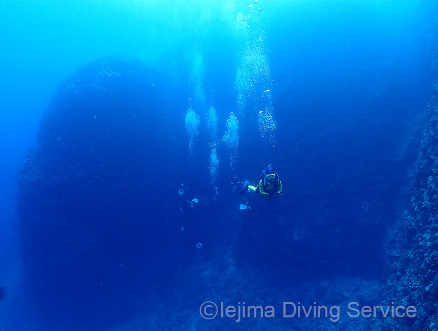 伊江島キャニオン、ブルーの中を泳ぐ