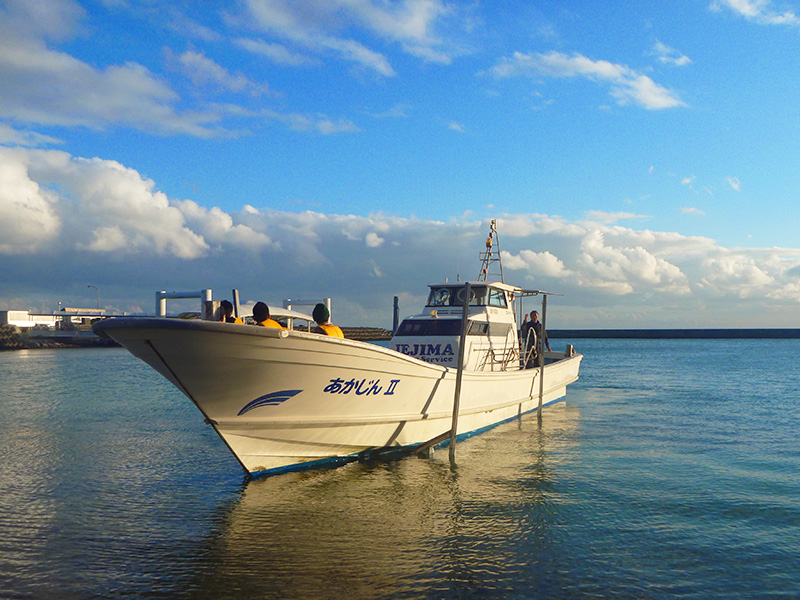 ダイビングボートを船台に入れる