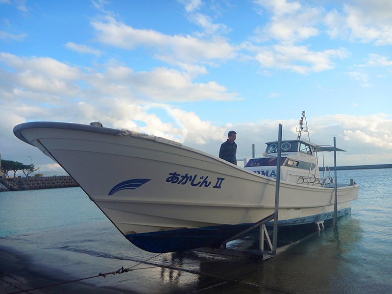 ダイビングボートをウィンチで陸揚げ