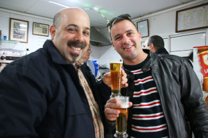 港町の地元客の多いバーで乾杯