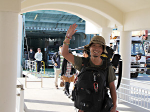 竹沢うるま、伊江島に到着