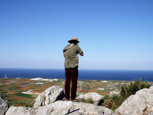 竹沢うるま、伊江島タッチューの頂上で